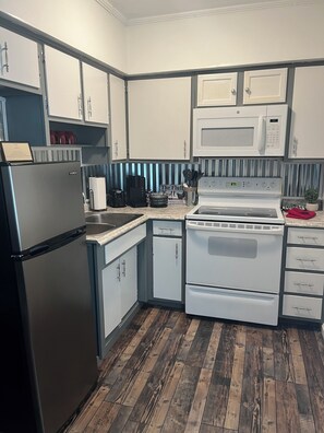 Een koelkast, een microgolfoven, een oven, een kookplaat