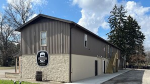 Un edificio de dos pisos con un letrero que dice "BOURBON OAK Properties".