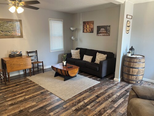 Bourbon Oak Loft - Spacious 2 bedroom, in the heart of the Bourbon Trail.