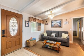 Smart TV, table football, stereo