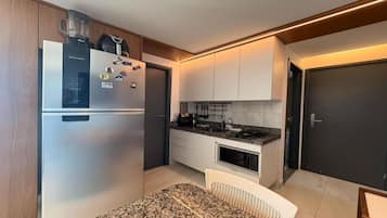 Jääkaappi, mikroaaltouuni, keittoastiat/astiat/ruokailuvälineet