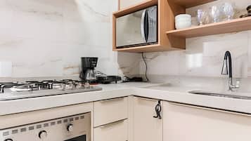 Jääkaappi, mikroaaltouuni, keittoastiat/astiat/ruokailuvälineet