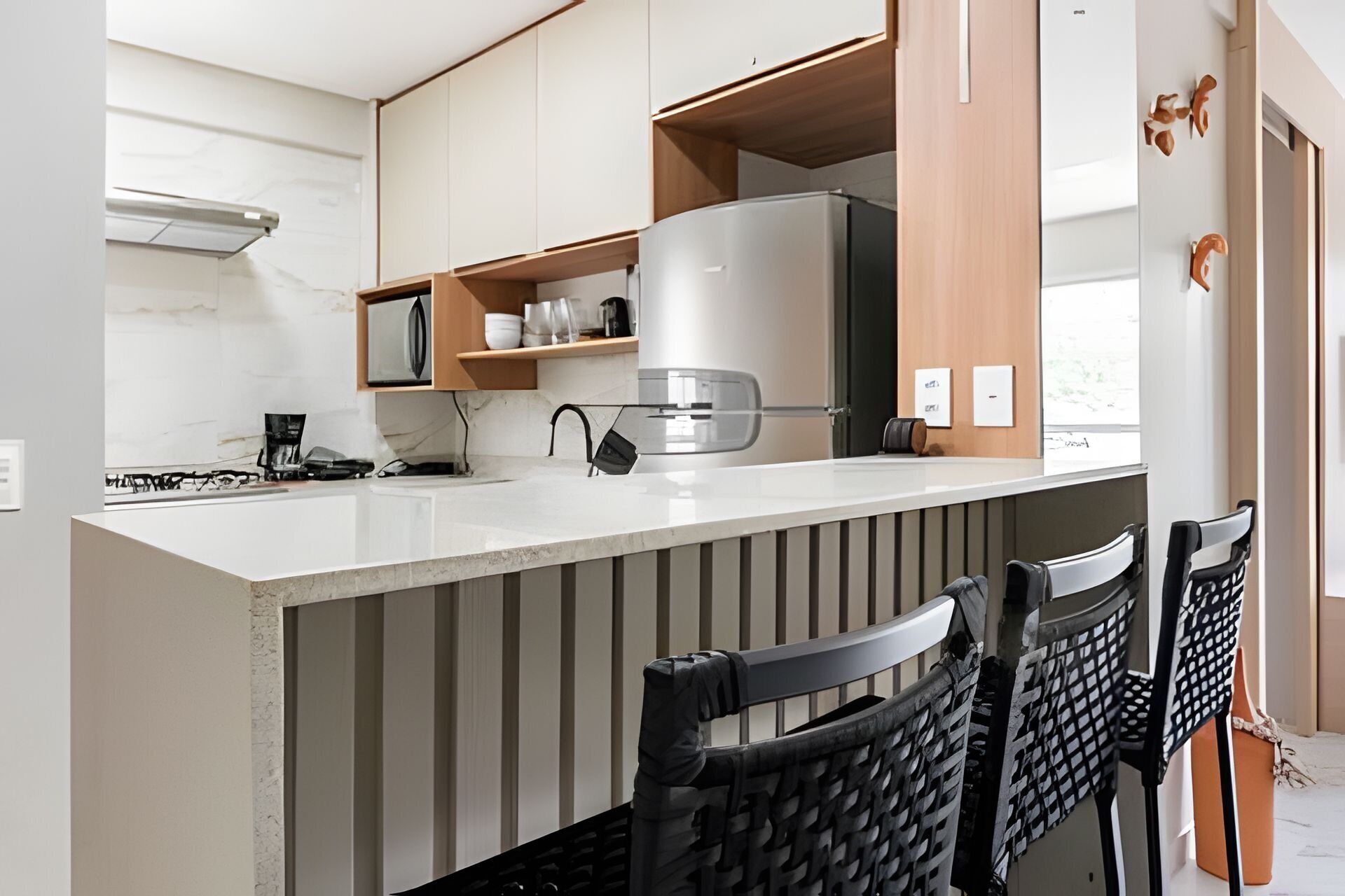 Kühlschrank, Mikrowelle, Kochgeschirr/Geschirr/Besteck