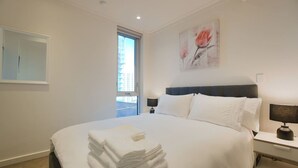 Tabla de planchar con plancha, wifi, ropa de cama
