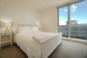 Tabla de planchar con plancha, wifi y ropa de cama 