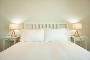 Iron/ironing board, WiFi, bed sheets - Amyra Residences on Rowlands Place (Adelaide)