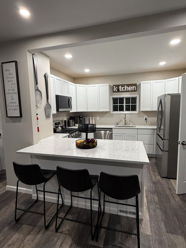 Microwave, oven, stovetop, dishwasher - Charming 3-bedroom house with WiFi and AC in enjoyable Buffalo.  (Buffalo)