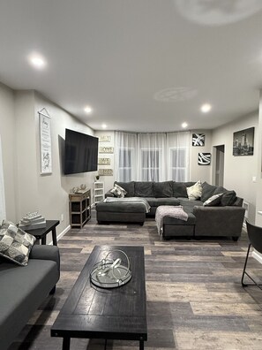 Smart TV - Charming 3-bedroom house with WiFi and AC in enjoyable Buffalo.  (Buffalo)