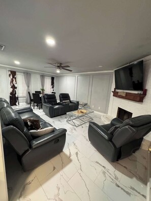 Télévision, cheminée, espaces bureaux