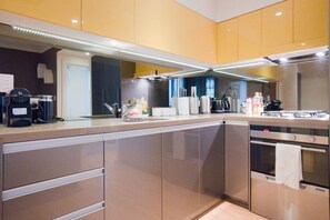 Réfrigérateur, four à micro-ondes, un four, surface de cuisson