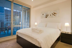 Tabla de planchar con plancha, wifi y ropa de cama 