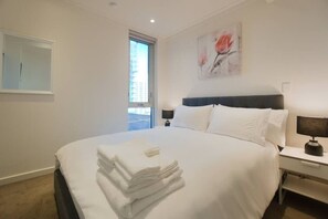 Tabla de planchar con plancha, wifi y ropa de cama