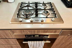 Fridge, microwave, oven, stovetop - Adelaide Central 1BR APT Overlooking Rundle Mall (Adelaide)