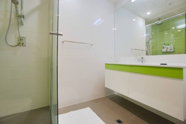 Shower, hair dryer - Amyra Residences on Rowlands Place (Adelaide)