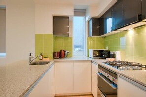 Fridge, microwave, oven, stovetop - Amyra Residences on Rowlands Place (Adelaide)