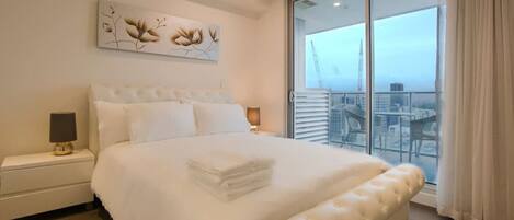 Een strijkplank/strijkijzer, wifi, beddengoed