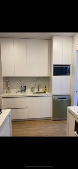 Microondas, horno, placa de cocina y lavavajillas