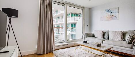 Een televisie en een stereo