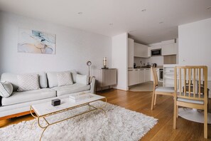 TV, stereo - Blueground | Vauxhall, balcony & w/d, nr Tate (London)