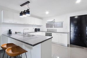 Deluxe Apartment, 3 Bedrooms, Non Smoking, Balcony | Private kitchen