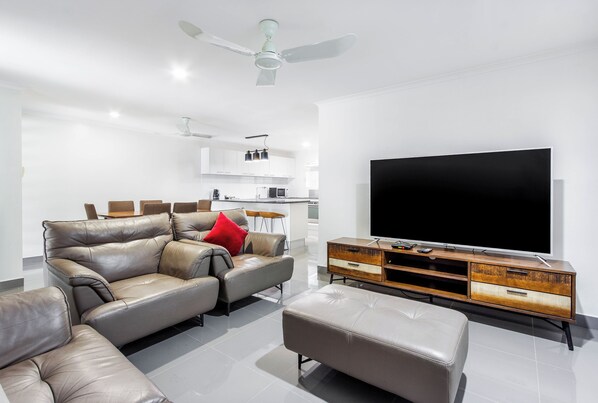 Cortinas blackout y tabla de planchar con plancha