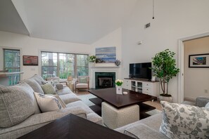 Smart TV, fireplace