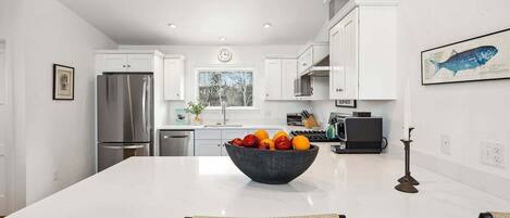 Een koelkast, een microgolfoven, een oven, een kookplaat