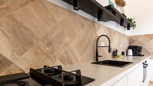 Wasserkocher mit Kaffee-/Teezubehör, Kühlschrank, Mikrowelle, Ofen