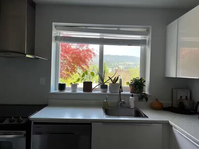 Charming 2-Bedroom Suite in Scenic Port Moody – Nature & Transit Nearby