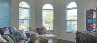 The Azure Charm — Amazing 3BR 2BA Home by the Pearl District & Fort Sam Houston