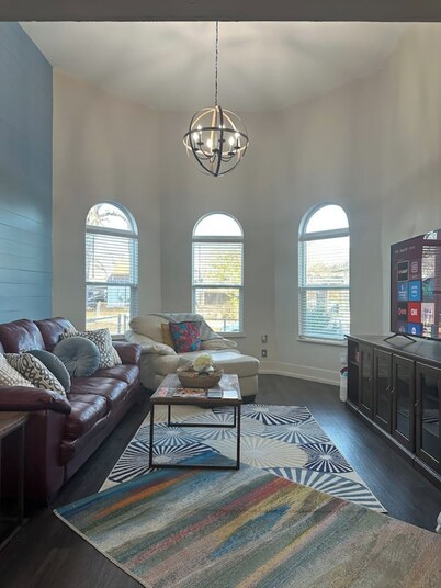 The Azure Charm — Amazing 3BR 2BA Home by the Pearl District & Fort Sam Houston