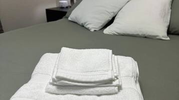 3 makuuhuonetta, tallelokero huoneessa, työpöytä, silitysrauta/-lauta