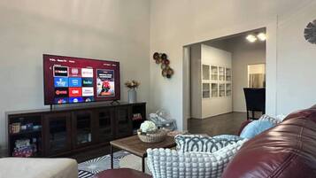 Älytelevisio, kirjoja, tietokoneen näyttö, tulostin