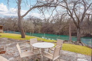 Outdoor dining - Hooked On The River - 2/2, sleeps 6, riverfront! (Canyon Lake)