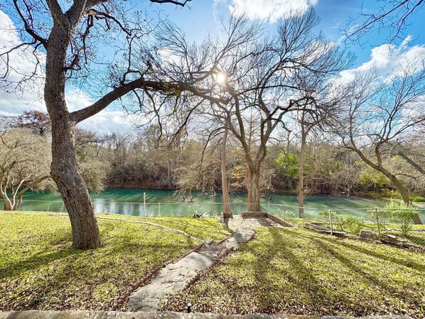 Property grounds - Hooked On The River - 2/2, sleeps 6, riverfront! (Canyon Lake)