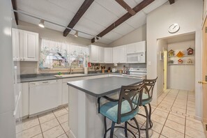 Fridge, microwave, oven, stovetop - Hooked On The River - 2/2, sleeps 6, riverfront! (Canyon Lake)