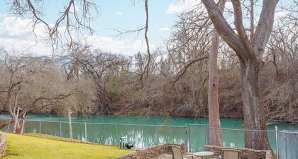 Hooked On The River - 2/2, sleeps 6, riverfront!