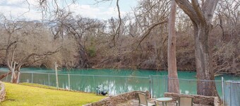 Hooked On The River - 2/2, sleeps 6, riverfront!