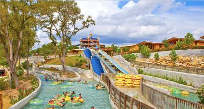 Hooked On The River: 2/2 Guadalupe Riverfront Cabin, 3 Patios, Mins to Whitewater Amphitheater