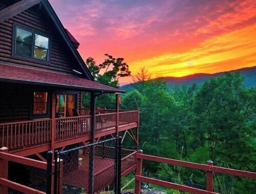 Log Cabin in mountains by Blueridge Parkway, Fenced yard, Private