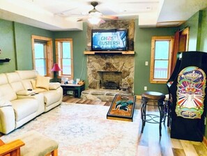 Una Smart TV, una chimenea, videojuegos