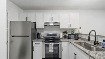 Microondas, horno, parrilla de estufa y lavavajillas