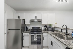 Microwave, oven, stovetop, dishwasher - 13 Minutes from Downtown Raleigh  (Raleigh)