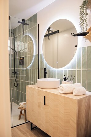 Shower, hair dryer, towels, soap - Charming downtown apartment (Málaga)