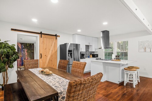 Rainbow Row Mural in central location! Adorable 3-bedroom home in N Charleston