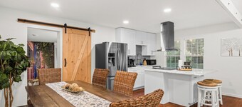 Rainbow Row Mural in central location! Adorable 3-bedroom home in N Charleston