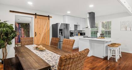 Rainbow Row Mural in central location! Adorable 3-bedroom home in N Charleston