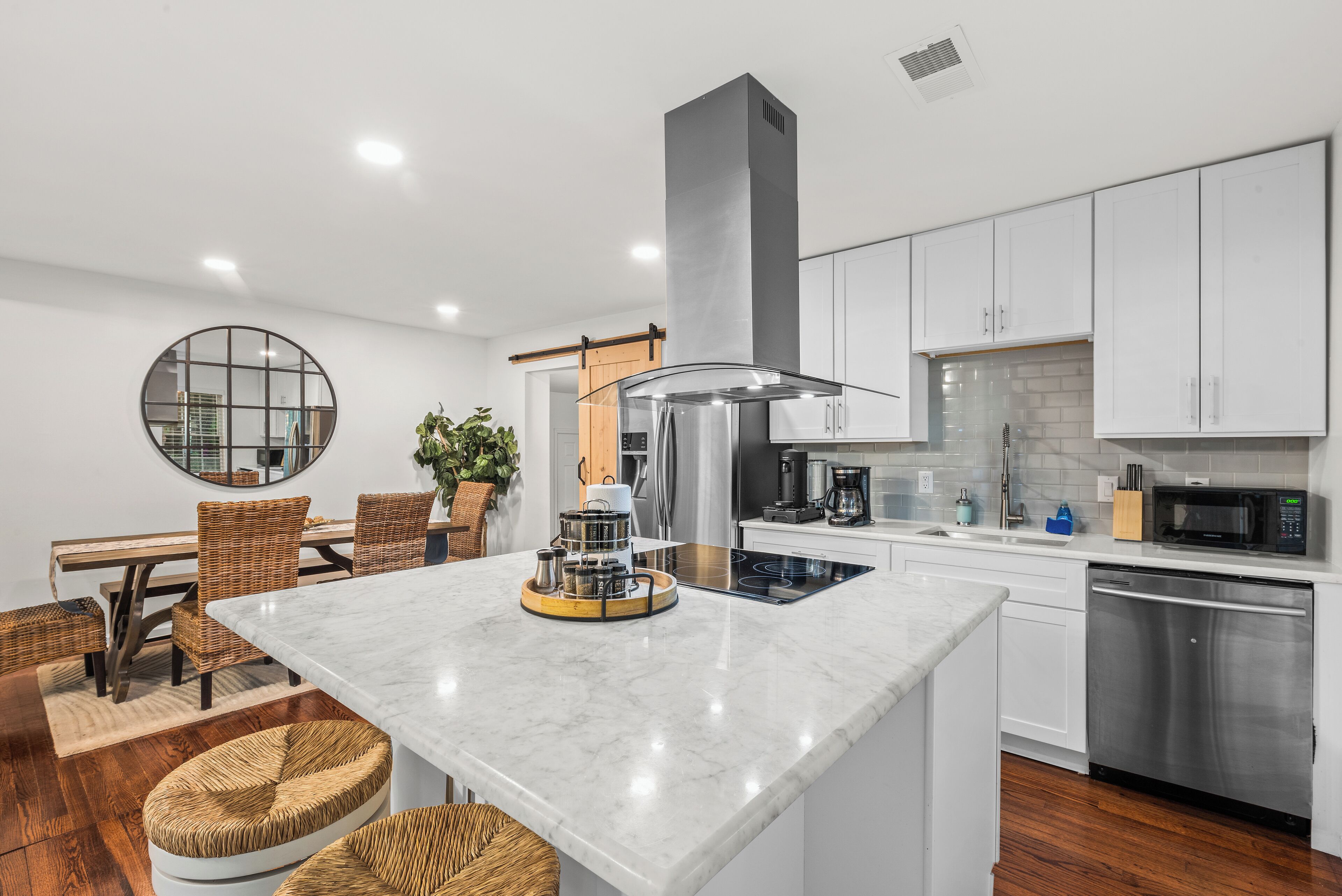 Mikrobølgeovn, kogeplade, opvaskemaskine