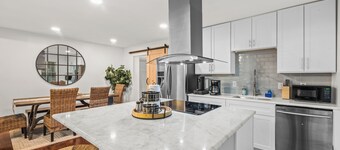 Rainbow Row Mural in central location! Adorable 3-bedroom home in N Charleston