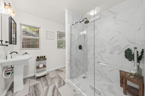 Dusche, Haartrockner, Handtücher, Seife